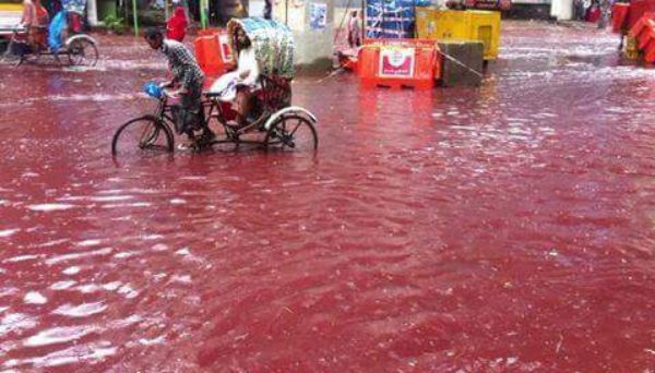 Krwawa rzeka w centrum miasta