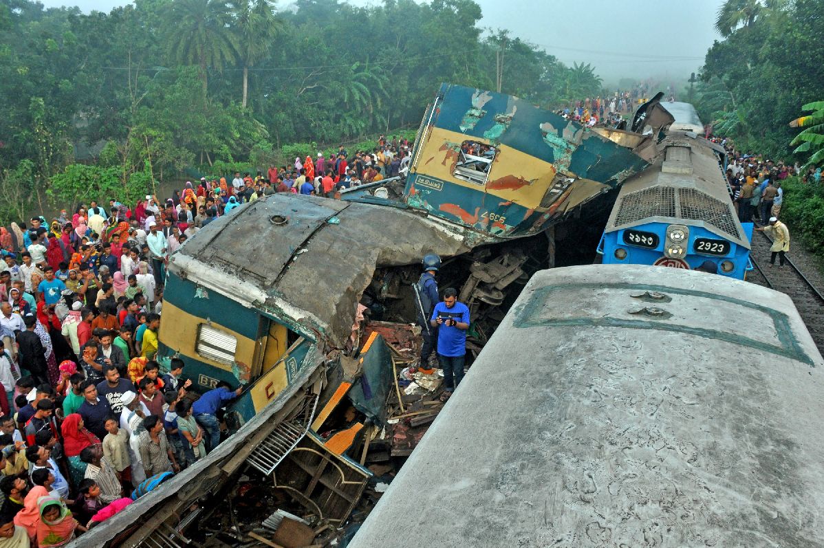 Tragedia w Bangladeszu. Dwa pociągi rozerwane na strzępy, nie żyje 16 osób