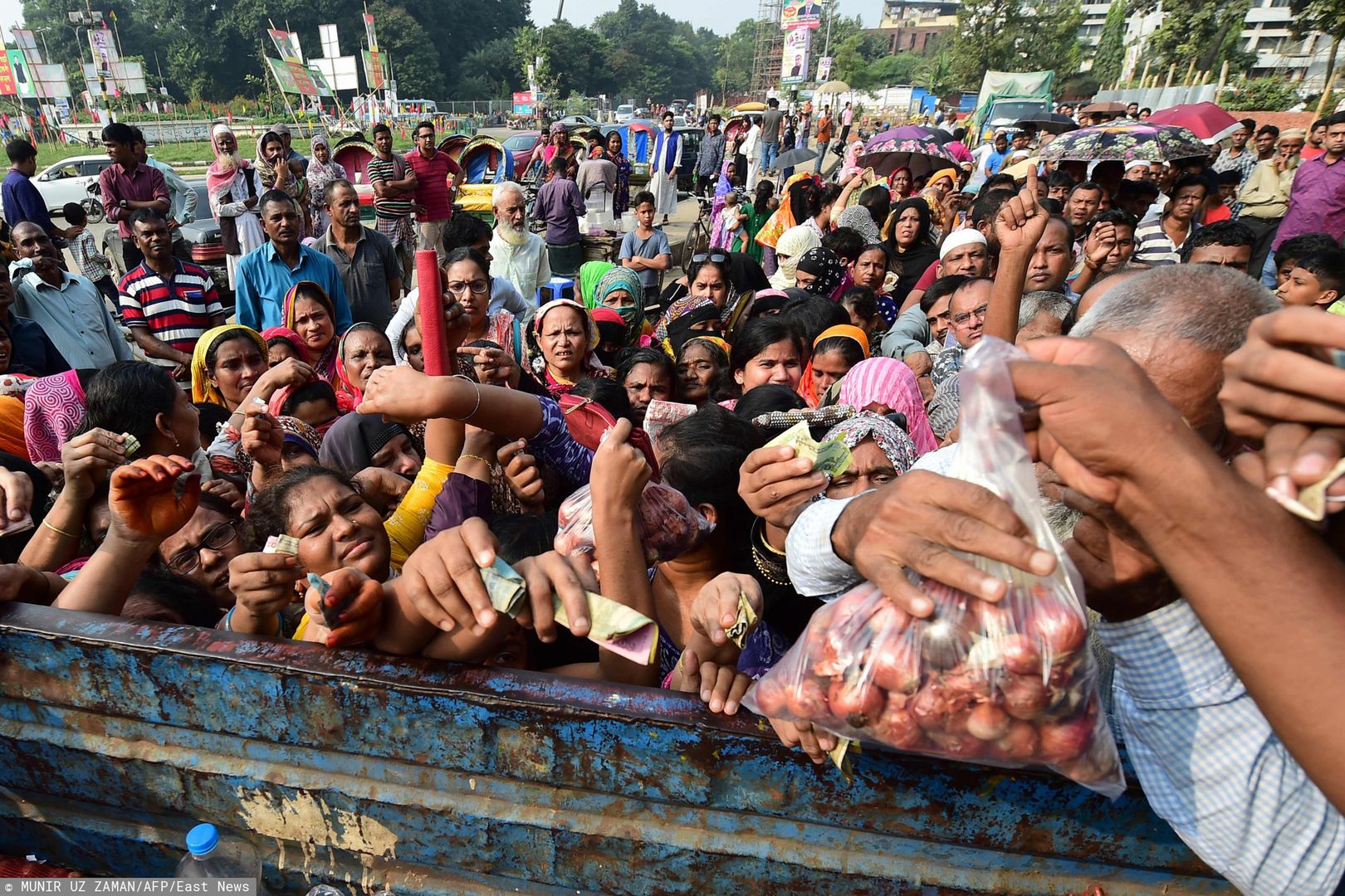 Bangladesz sprowadza cebulę drogą lotniczą. Powód? Ekstremalnie wysokie ceny warzywa