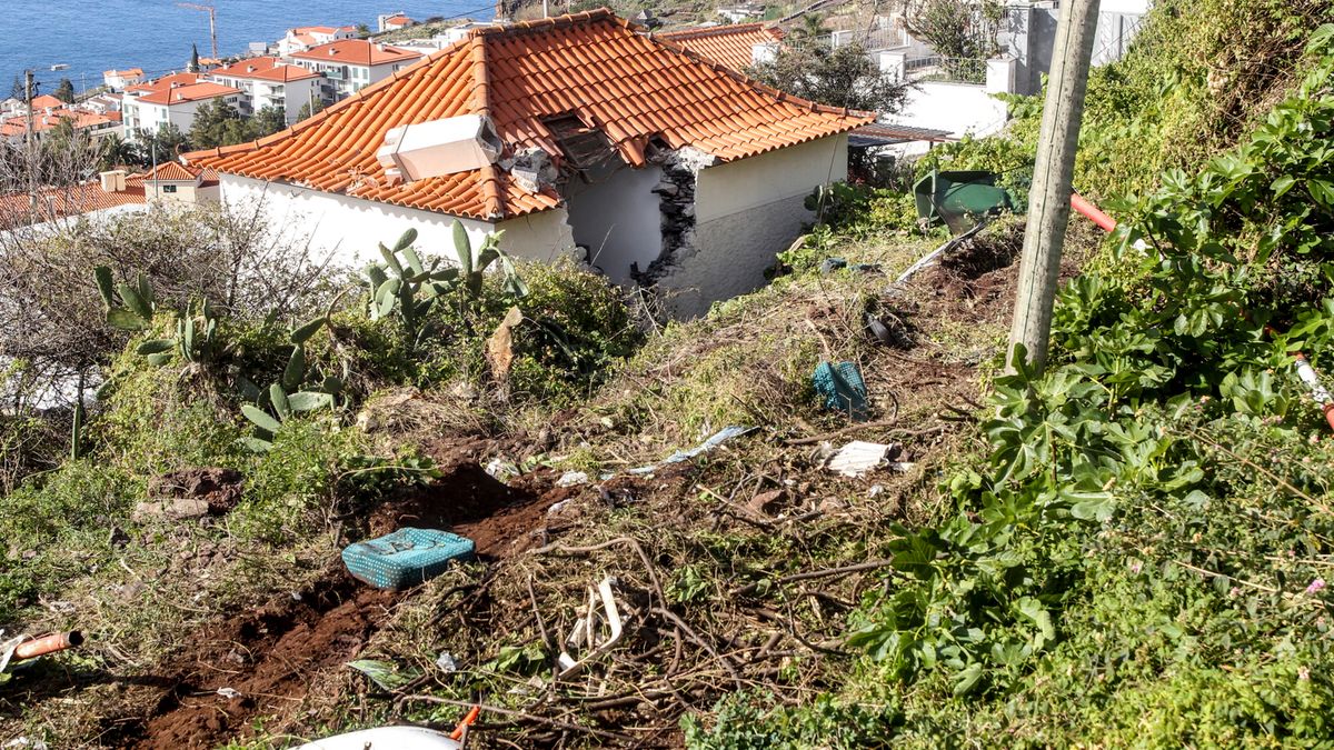 Madera: autokar spadł ze skarpy i wbił się w stojący poniżej budynek