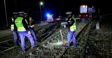 Tramwaj miał ciągnąć 18-latkę przez 20 metrów. Dziewczyna w śpiączce