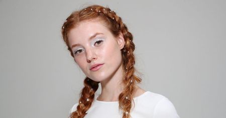 Dewy skin. Jak uzyskać modny efekt mokrej skóry? Poznaj wakacyjny makijaż 2020