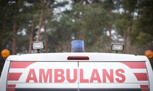 Drzewo uderzyło 63-latka w głowę. Seria wypadków podczas wycinki drzew