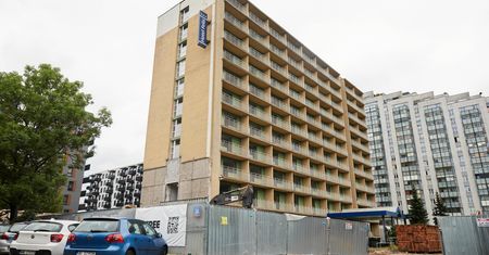 Drugie życie okien po rozbiórce warszawskiego hotelu. Trafią na Ukrainę