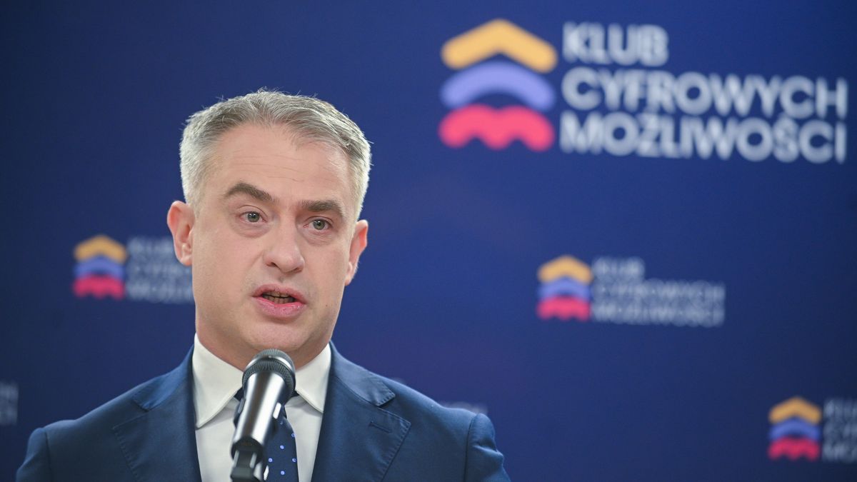 Warszawa, 14.10.2024. Wicepremier, minister cyfryzacji Krzysztof Gawkowski na konferencji prasowej na Wydziale Matematyki i Nauk Informacyjnych Politechniki Warszawskiej, 14 bm. Spotkanie towarzyszy inauguracji nowego projektu edukacyjnego "Klub Cyfrowych Możliwości". (aldg) PAP/Marcin Obara