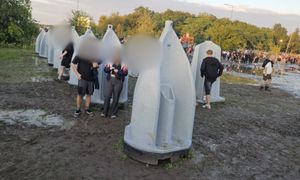 To nie fotomontaż. Postawili takie toalety. Oburzenie w sieci