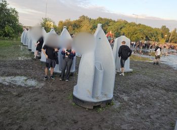 To nie fotomontaż. Postawili takie toalety. Oburzenie w sieci