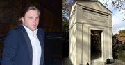 Grobowiec Piotra Woźniaka-Staraka. Uwagę przyciąga jeden szczegół