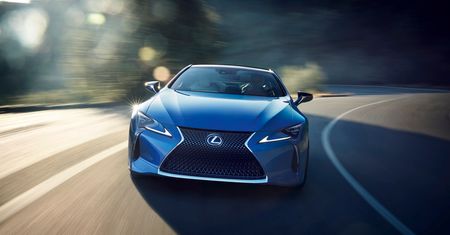 Lexus pracował nad jednym lakierem kilkanaście lat. Co go wyrożnia?
