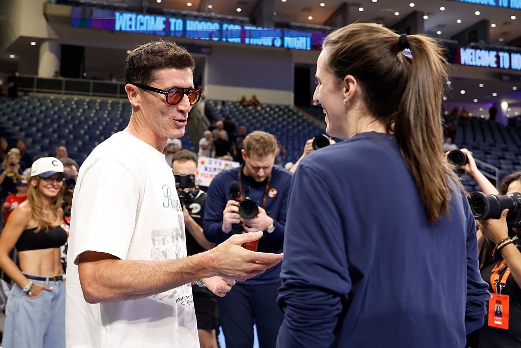 Anna i Robert Lewandowscy na meczu koszykarek