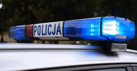 2-letni chłopcy siedzieli na zewnętrznym parapecie okna. Pijana matka w tym czasie spała