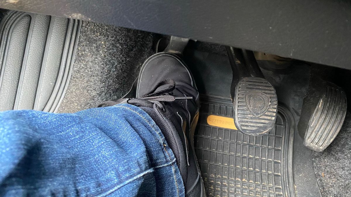 Trzymanie nogi na sprzęgle