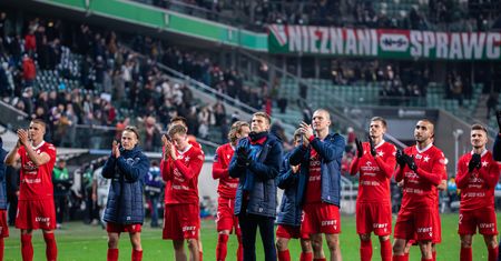 "Wywalono do sedesu 500 tysięcy euro". Legenda Wisły Kraków grzmi