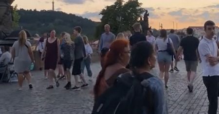 Tłumy turystów w Pradze. "Polaków nie brakuje"