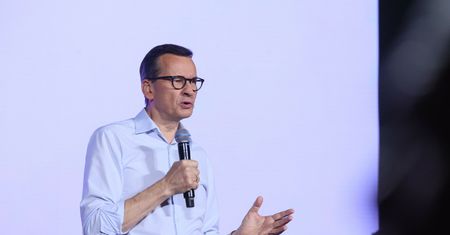 Morawiecki uderza w Orlen: Kupuje w USA za 100 zł, sprzedaje za 300
