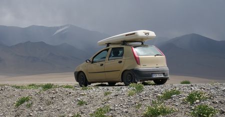 Fiat punto nie wrócił z Tadżykistanu. Awaria zatrzymała go na "końcu świata"