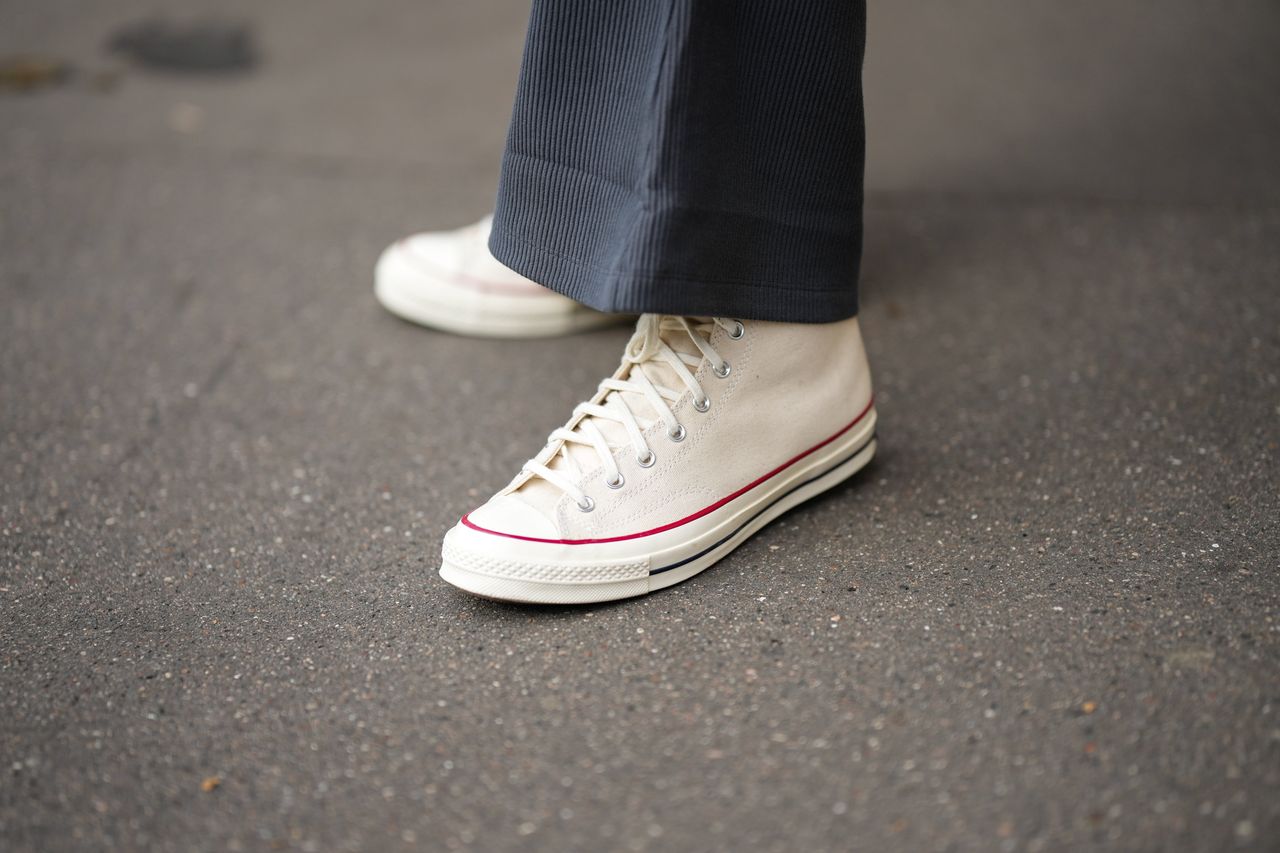 Trampki Converse mają swoje miejsce w świecie mody od lat (Photo by Edward Berthelot/Getty Images)