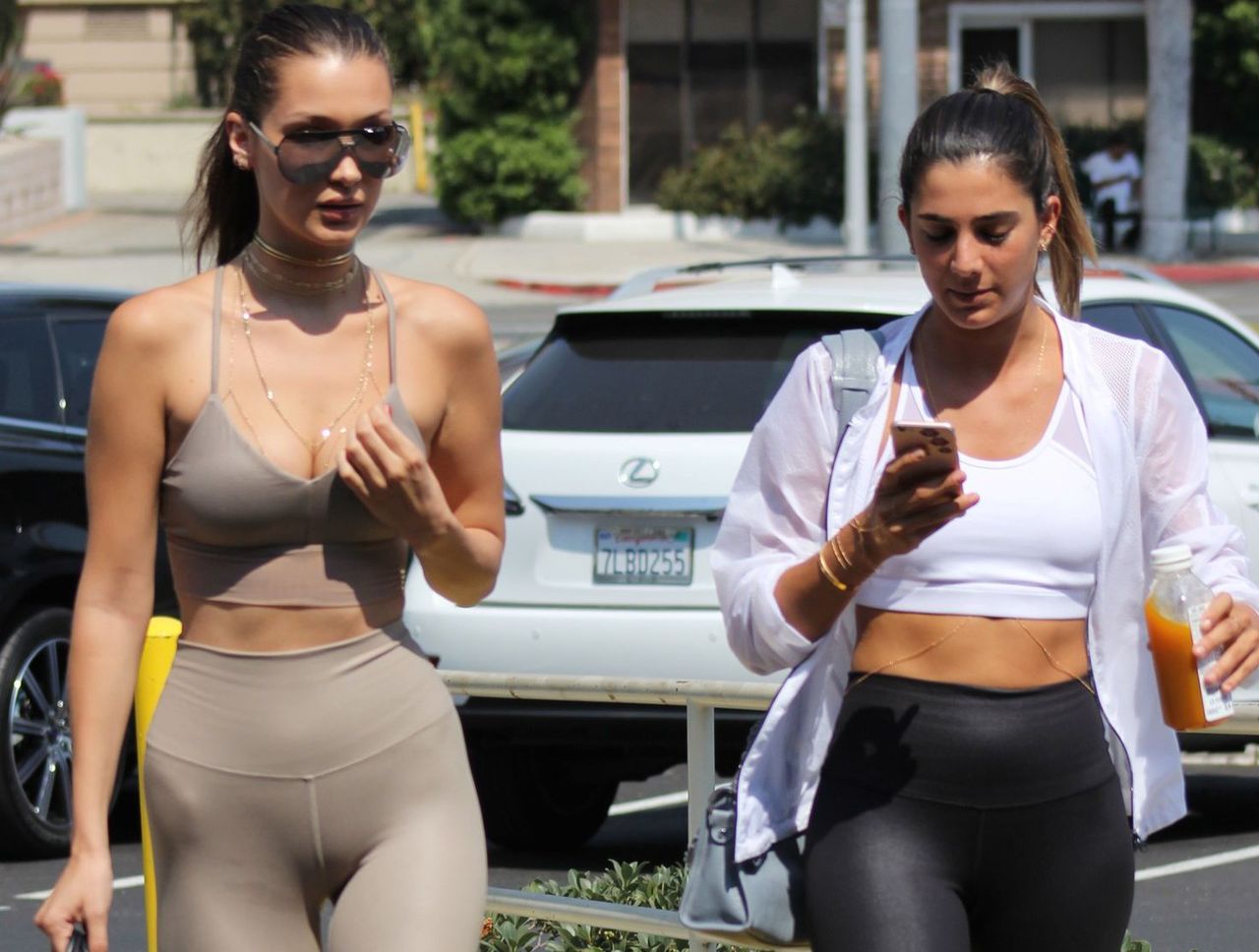 Bella Hadid w obcisłym zestawie Alo Yoga