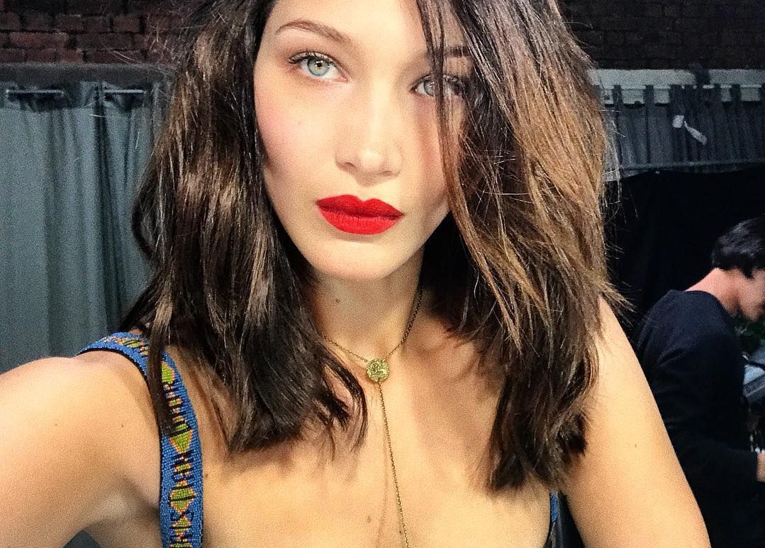 Prowokująca czy niechlujna? Bella Hadid i jej zdjęcie w samolocie