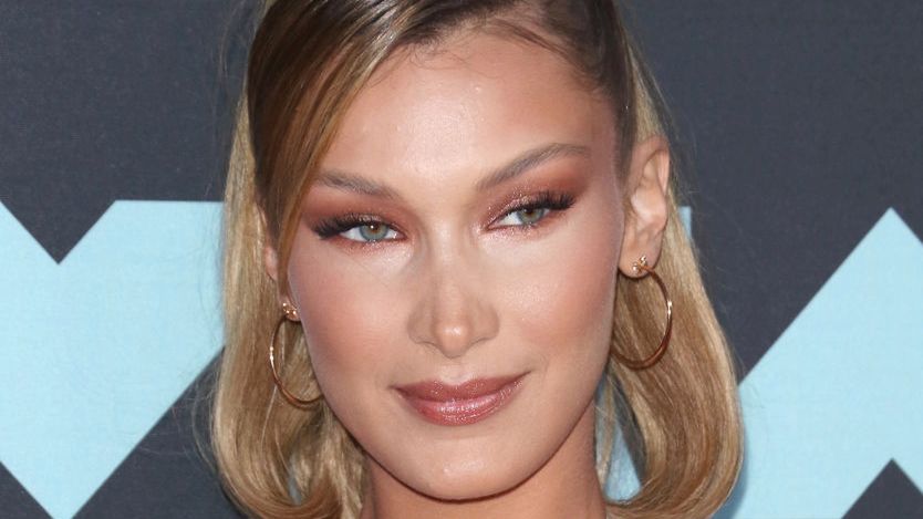 Bella Hadid na rozdaniu nagród VMA pokazała się w supermodnej fryzurze.