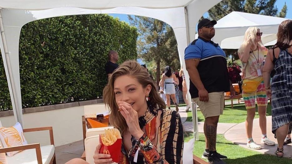 Gigi Hadid promuje McDonald's. Fani oburzeni