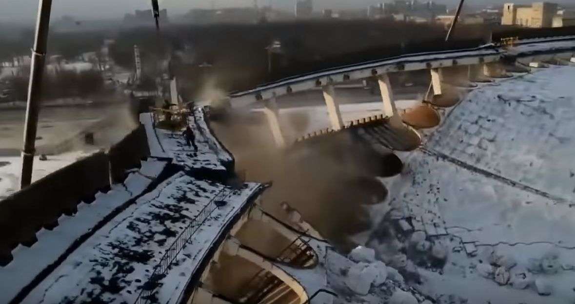 Rosja. Zawalił się dach stadionu w Petersburgu. 29-latek nie żyje