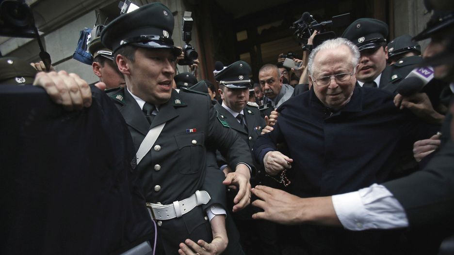 Na zdjęciu (obecnie były już) ksiądz: Fernando Karadima.