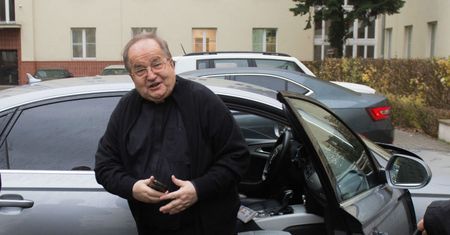 Ojciec Tadeusz Rydzyk ogłosił, że zbiera na nowy wóz. Poprosił o koperty
