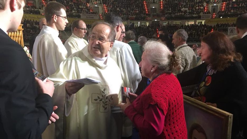 Ojciec Tadeusz Rydzyk przyjmuje dary od wiernych na 26. urodzinach Radia Maryja