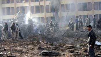 Amerykańscy żołnierze badają miejsce eksplozji