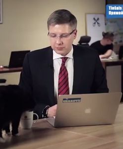 Kot wtargnął niespodziewanie na wizję. Pierwsza reakcja burmistrza Rygi? Bezcenna!