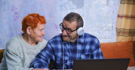 Dzień Babci i Dziadka. Seniorzy porzucają bazarki i zakupy robią w sieci