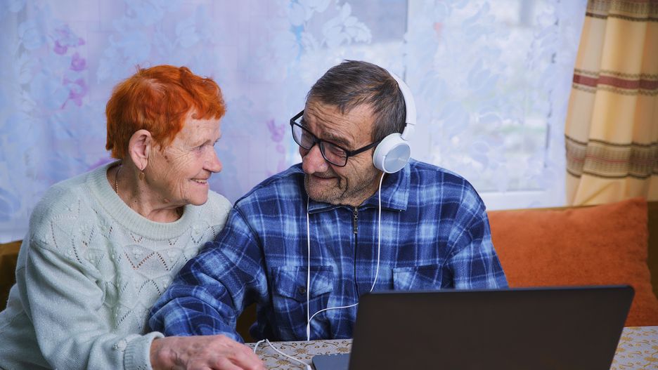 Znacznie przybywa seniorów robiących zakupy przez internet. 12 proc. tylko w tym roku
