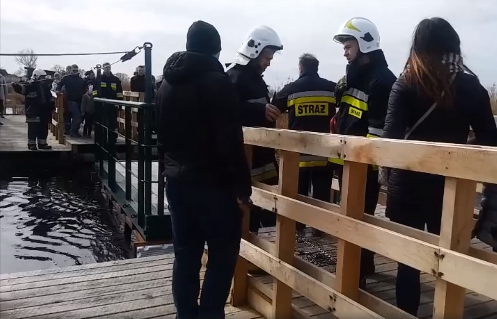 Wypadek turystów na Narwi. Kładka nie wytrzymała obciążenia
