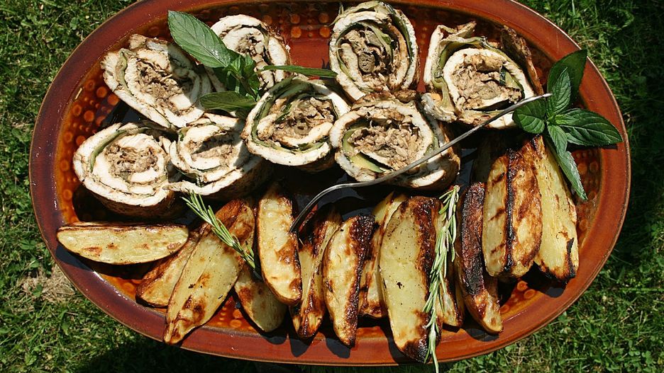 Grillowana rolada z kurczaka, z cukinią i brązowymi pieczarkami