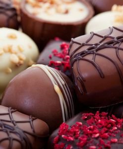 Wynieśli kartony pełne słodyczy. Słodka kradzież skończy się słoną karą