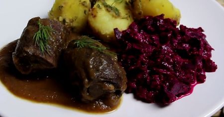 Duszone roladki wołowe z ziemniakami i buraczkami
