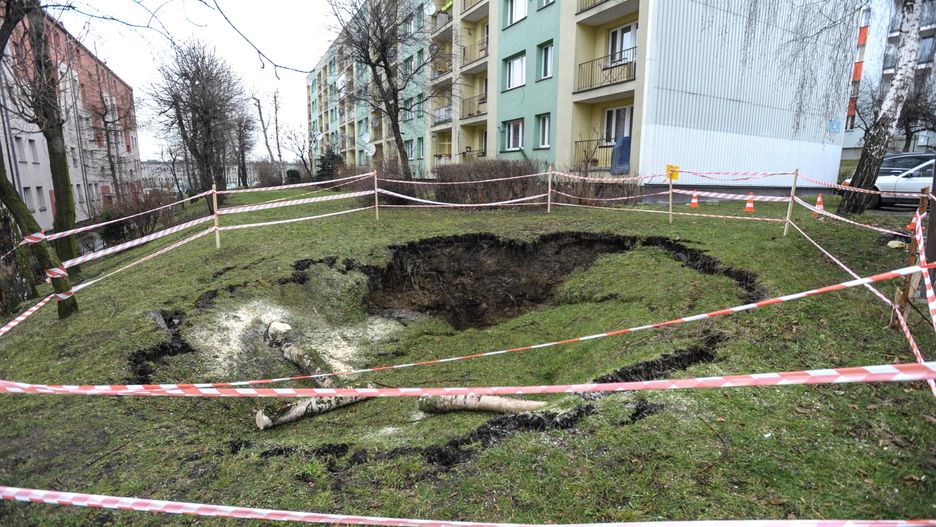 Na osiedlu Podwale w Jaworznie (woj. śląskie) zapadła się ziemia