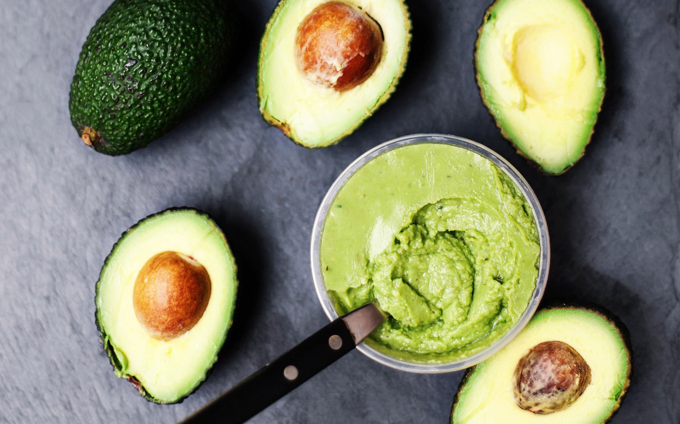 Do guacamole warto dodać soku z cytryny.