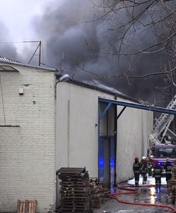 Trwa akcja gaśnicza w Radomiu. Jest ryzyko zawalenia się całego dachu hali