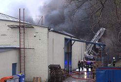 Trwa akcja gaśnicza w Radomiu. Jest ryzyko zawalenia się całego dachu hali