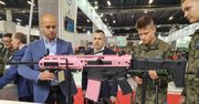 MSPO 2019. Różowa broń w ofercie Fabryki Broni "Łucznik". Firma wyjaśnia, skąd taki wybór