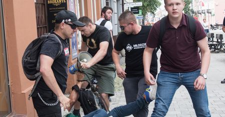 Młodzież Wszechpolska pobiła zwolennika KOD. Tak tłumaczą się narodowcy