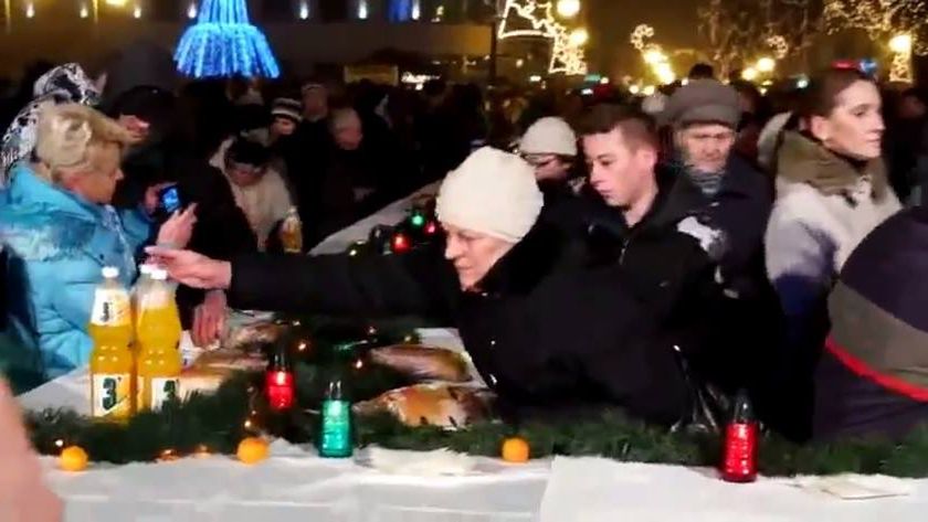 Miejska Wigilia w Radomiu, gdzie "chytra baba" zabiera ze stołu gazowany napój.