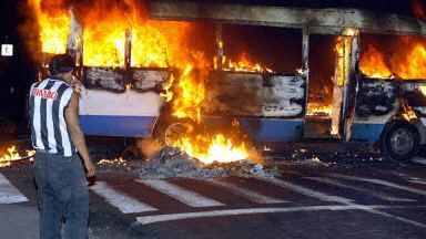 Demonstranci spalili co najmniej dwa autobusy