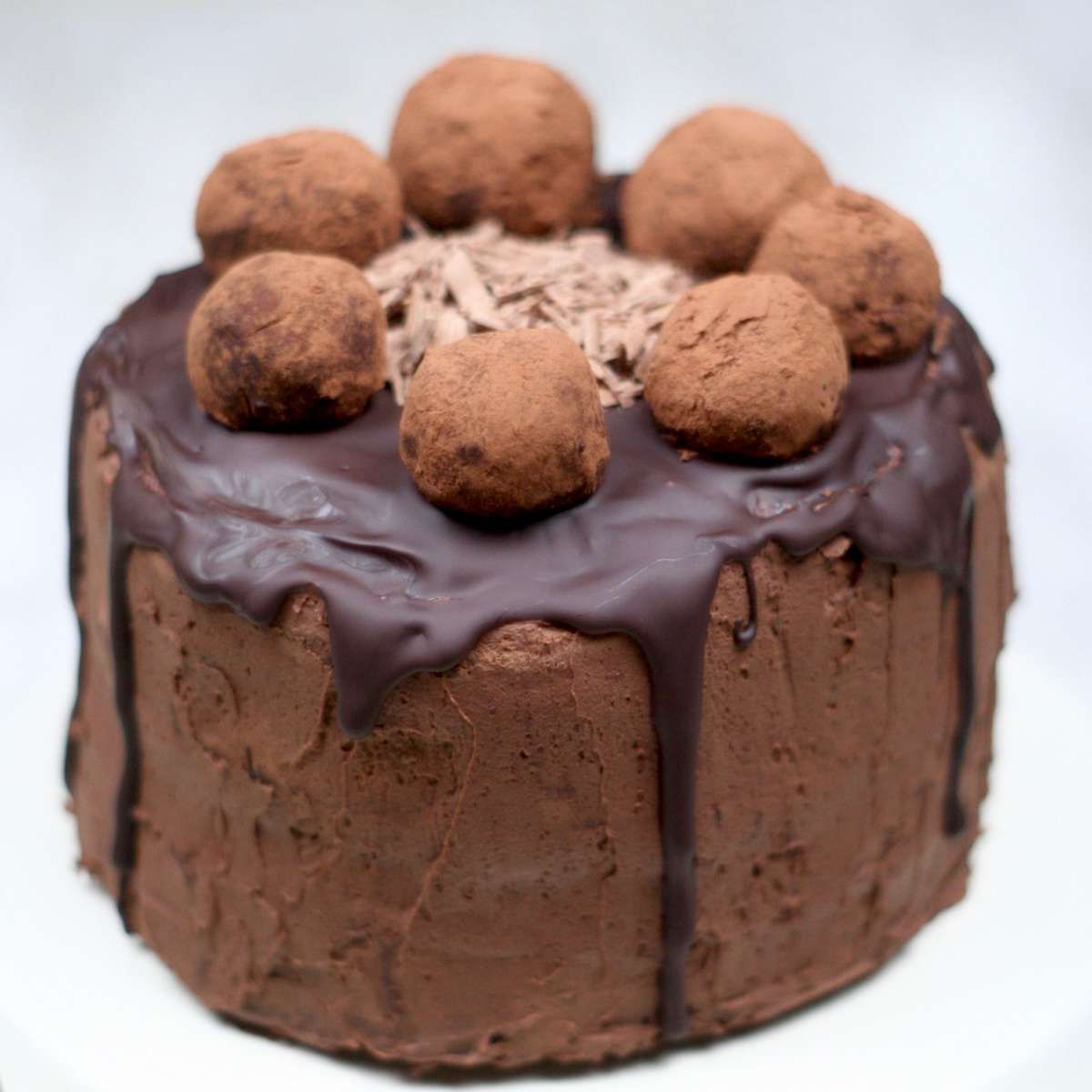 Tort czekoladowy z kremem czekoladowym i pralinami według przepisu z 1920 r.