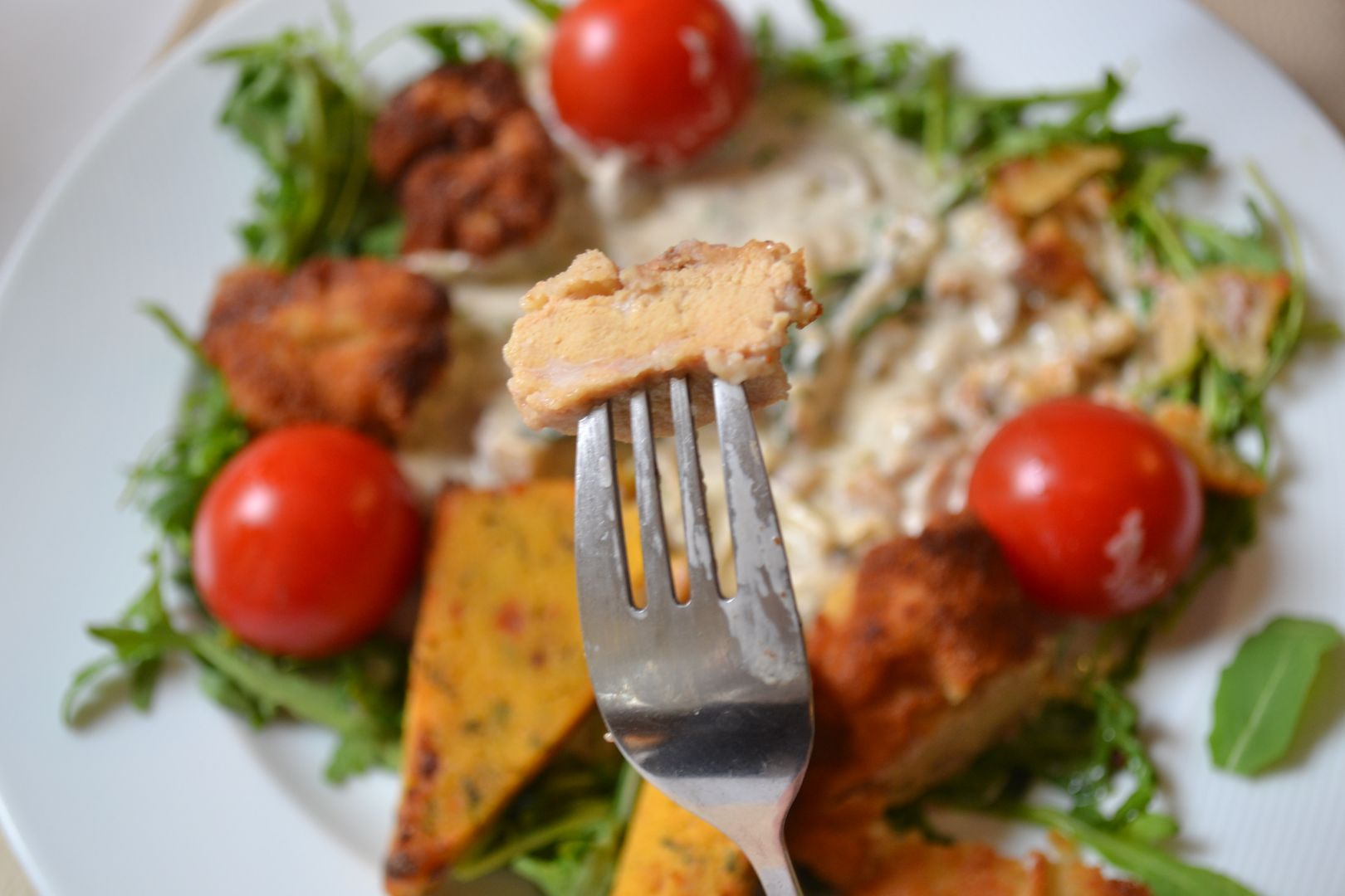 Bycze jądra w sosie śmietanowo-truflowym podane z polentą w lubelskiej restauracji "Arte del Gusto".