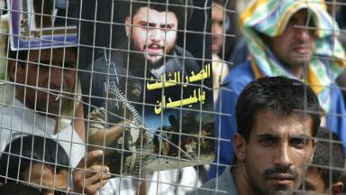 Irakijczycy z portretem al-Sadra