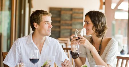 Rzeczy, które różnią zdrowo odżywiających się ludzi w restauracjach od ciebie