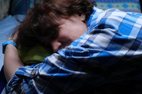 Śpisz w pozycji "alpinisty"? Twój organizm może wysyłać ci sygnał